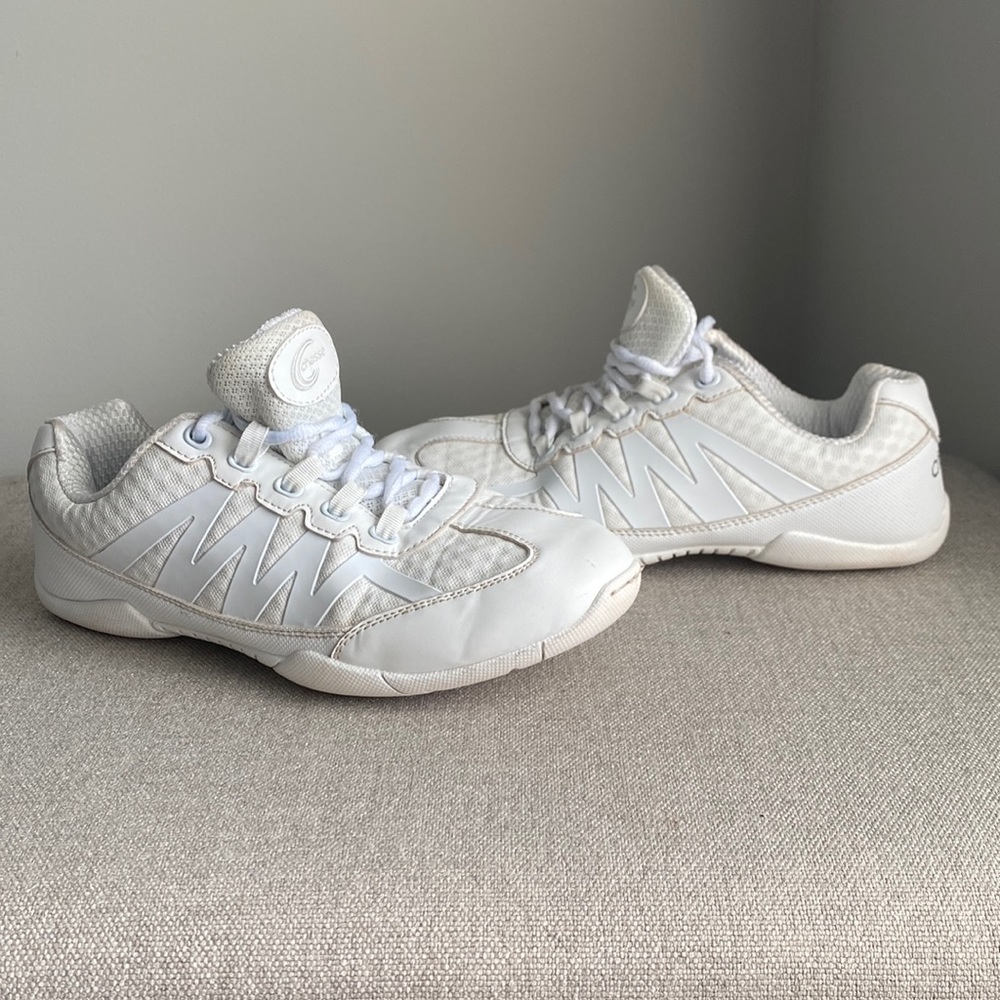 Chasse Womens White Cheer Shoes